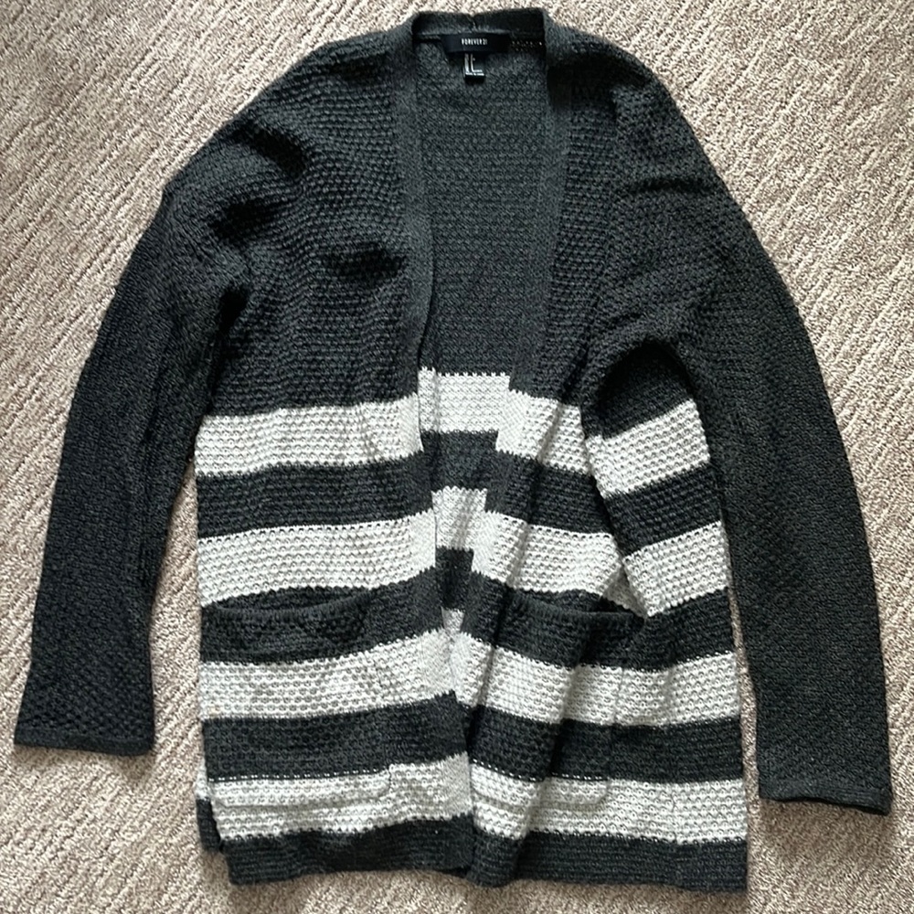 Small forever 21 striped sweater with pockets